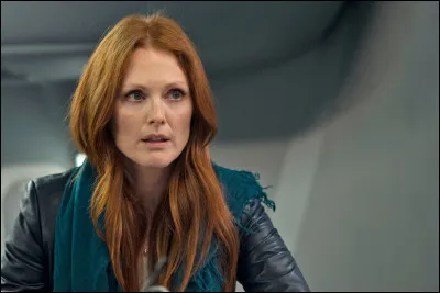 Dans quel film Julianne Moore vient-elle en aide à un agent fédéral ?