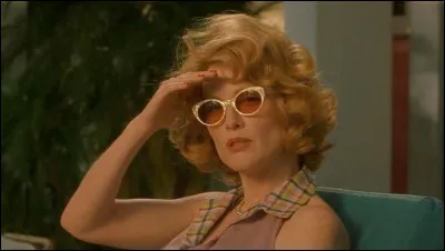 Dans quel film Julianne Moore est-elle une femme au foyer modèle mais qui n'est pas satisfaite de cette vie ?