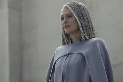 Dans quel film Julianne Moore est-elle l'un des piliers de la révolte contre le système en place ?