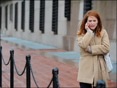 Dans quel film Julianne Moore est-elle une professeure de linguistique perdant la mémoire ?