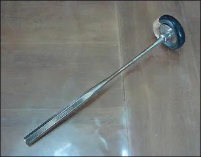 Quel est le nom de ce marteau utilisé par les médecins ?