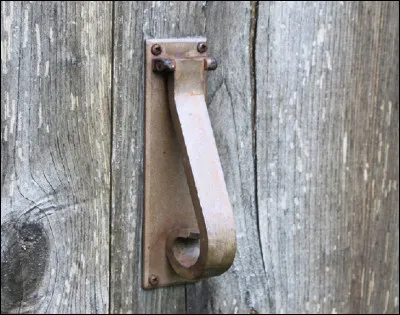 Quel autre nom donne-t-on au marteau de porte ci-contre ?