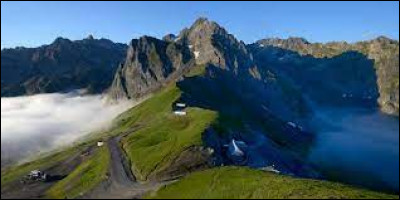 Dans quelle chaîne de montagnes se situe le col du Tourmalet ?