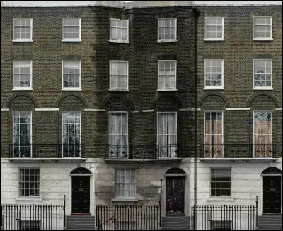 Comment s'appelle le quai qui mène à Poudlard ?