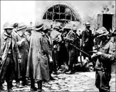 Lors de linvasion de la France par les nazis, les syndicats forment les premiers noyaux de résistance armée.
