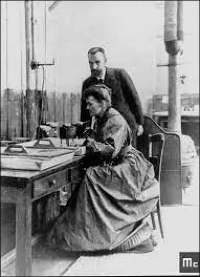 Quel couple reçoit le prix Nobel de Physique pour leurs travaux sur la radioactivité en 1903 ?