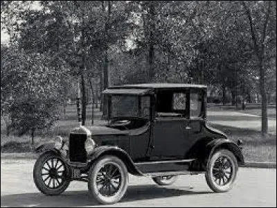 Quelle célèbre automobile de Ford est lancée en 1908 ?