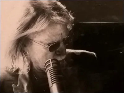 Quel chanteur est associé à cette photo ?