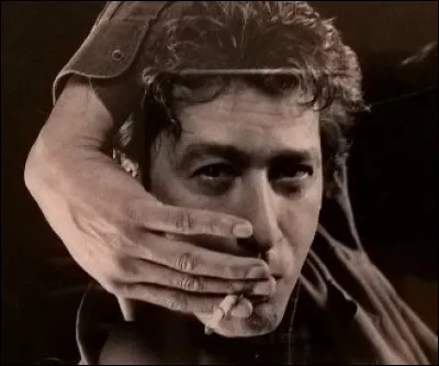 Quel chanteur est associé à cette photo ?