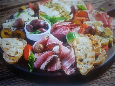 Justine a demandée la salade gourmande garnie de tomates séchées, de jambon cru, de salamis et de mozzarella.