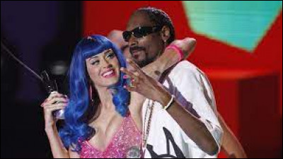 En 2010, avec qui Katy Perry partage-t-elle un duo sur la chanson "California Gurls" ?