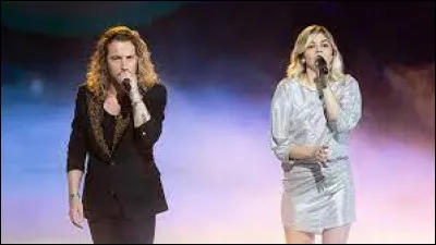 En 2018, avec qui Louane partage-t-elle un duo sur la chanson "Midi sur novembre" ?