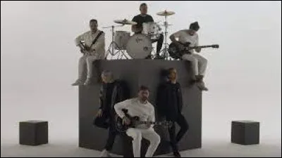 En 2019, avec quel groupe Madame Monsieur partage-t-il un duo sur la chanson "Les lois de l'attraction" ?