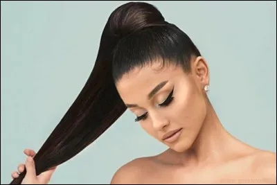 Pourquoi Ariana s'attache-t-elle presque à chaque fois les cheveux en queue de cheval ?