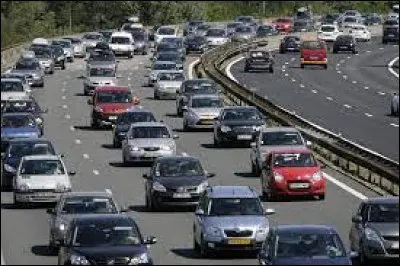 Ici je suis routier, mais je peux être aussi de drogue. Je suis également le nom d'un utilitaire français de la marque ...