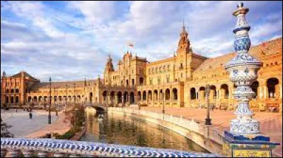 À quel chanteur doit-on la chanson "La Camisa Negra" en 2004 ?