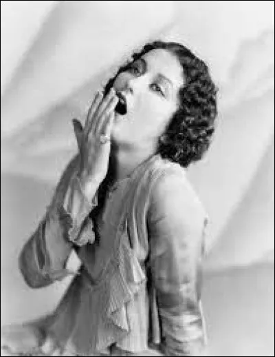 Tu discutes avec une personne, mais la conversation devient ennuyante, que fais-tu ?