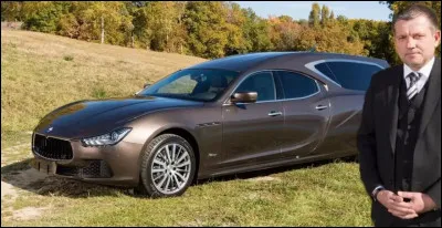 Le monsieur de droite - tout à fait sérieux puisqu'il est croque-mort - a fait lui-même transformer ce modèle italien pour son usage professionnel ! Quelle en est la marque et le modèle ?