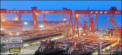 Les chantiers ______, ______ quen soit lampleur, construisent des navires et bateaux de toutes sortes, mais le fleuron français de cette belle industrie se situe sans conteste à Saint-Nazaire, ville de démesure sidérurgique sil en est.