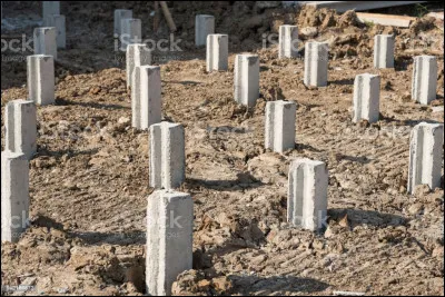 Commune de 3 200 habitants du département de la Manche, située dans nord du Cotentin, près de la Hague :