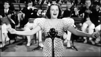Née en 1922, elle devient une grande vedette à l'âge de 17 ans ; actrice, chanteuse et danseuse, elle joue ensuite dans 	
 "Parade de printemps" et dans "Une étoile est née" : c'est ...