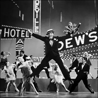 Né en 1912, 1944 il tourne La Reine de Broadway avec Rita Hayworth et assure la chorégraphie des numéros de danse. 	
Un jour à New York. Il est célèbre pour ses interprétations dans "Chantons sous la pluie", "Un Américain à Paris" ou "Un jour à New York". C'est ...