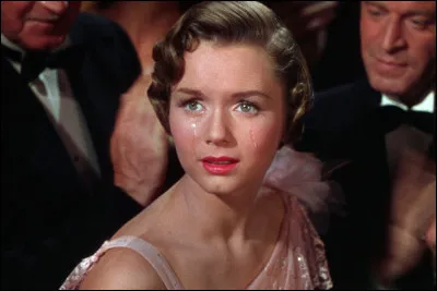 Née en 1932, elle débute au cinéma en 1950 et devient célèbre par son rôle de Kathy Selden dans "Chantons sous la pluie" : c'est ...