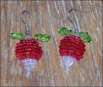 Qui porte des boucles d'oreilles faites en radis ?