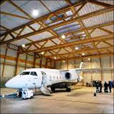 Dans quel lieu de stockage range-t-on g&eacute;n&eacute;ralement les avions ?