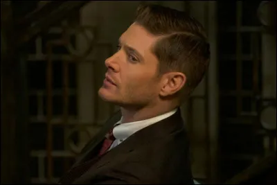 Lorsque Dean est possédé par Michael, il est enfermé dans son esprit croyant tenir un bar. Avec qui ?