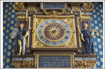 Fidèle au poste, restaurée, remaniée elle date de Charles V et donne l'heure aux Parisiens depuis 1370. Si vous la croisez, vous découvrirez qu'elle offre au regard bien des surprises dont ces deux figures représentant la loi (à gauche) et la justice (à droite). Où se situe celle que l'on classe comme la plus vieille et la plus belle horloge de Paris ?
