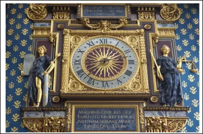 Fid&egrave;le au poste, restaur&eacute;e, remani&eacute;e elle date de Charles V et donne l'heure aux Parisiens depuis 1370. Si vous la croisez, vous d&eacute;couvrirez qu'elle offre au regard bien des surprises dont ces deux figures repr&eacute;sentant la loi (&agrave; gauche) et la justice (&agrave; droite). O&ugrave; se situe celle que l'on classe comme la plus vieille et la plus belle horloge de Paris ?