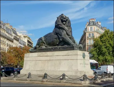 Install&eacute; en 1879, ce c&eacute;l&egrave;bre lion en cuivre martel&eacute; tr&ocirc;ne fi&egrave;rement du haut de ses 4 m&egrave;tres au centre de la Place Denfert-Rochereau dans le 14e. Quel est le nom de ce grand sculpteur fran&ccedil;ais qui a con&ccedil;u cette r&eacute;plique du Lion de Belfort qu'il a voulue comme un symbole d'ind&eacute;pendance ?