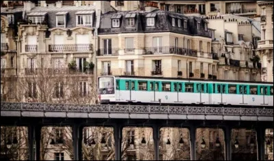 La ligne 4 du m&eacute;tro parisien qui relie la Porte de Clignancourt &agrave; la mairie de Montrouge est prolong&eacute;e de deux stations. Elles auront pour noms, ceux de deux grandes femmes de l'histoire de France et de la Culture. Quelles sont ces deux personnalit&eacute;s f&eacute;minines ?