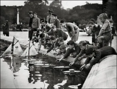 Ce clich&eacute; d'autrefois pour immortaliser les petits mousses du jardin du Luxembourg qui prenaient plaisir &agrave; choisir un Luco et &agrave; le faire &eacute;voluer sur le grand bassin. Quelle est cette famille qui consacrera toute sa vie &agrave; la fabrication de bateaux miniatures et qui deviendra c&eacute;l&egrave;bre dans le Paris d'Autrefois et m&ecirc;me &agrave; ce qu'il para&icirc;t par-del&agrave; les fronti&egrave;res ?