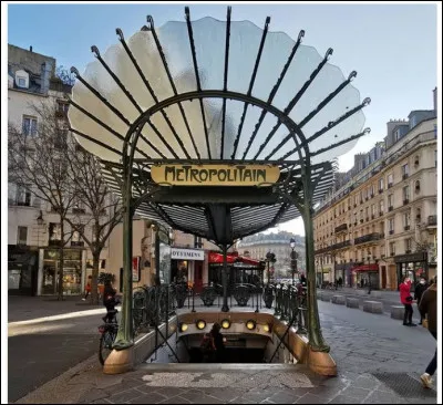 On ne peut pas plaire &agrave; tout le monde, tel fut le cas pour une partie de ces &eacute;dicules Art Nouveau qui ornaient depuis 1900 les entr&eacute;es et sorties du m&eacute;tro parisien puisqu'ils ont &eacute;t&eacute; d&eacute;mont&eacute;s en partie. Quel est le nom de cet architecte fran&ccedil;ais qui a dessin&eacute; ces embl&egrave;mes dont 88 sur 164 ont surv&eacute;cu et sont aujourd'hui prot&eacute;g&eacute;s au titre des monuments historiques ?