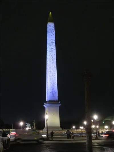 L'ob&eacute;lisque de Louxor en granit rose offert par l'&Eacute;gypte &agrave; la France tr&ocirc;ne du haut de ses 23 m&egrave;tres au centre de la Place de la Concorde depuis 1836. Auriez-vous une id&eacute;e du poids de ce monolithe qui est le plus ancien monument de la capitale ?
