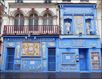Sa façade baroque attire le regard, située rue de la Gaité dans le 14e, la Commedia dell'arte est à l'image de la culture italienne. Véritables bouffons, ses personnages aux caractères stéréotypés ont fait son succès. Que veut dire l'expression "Commedia dell'arte" ?