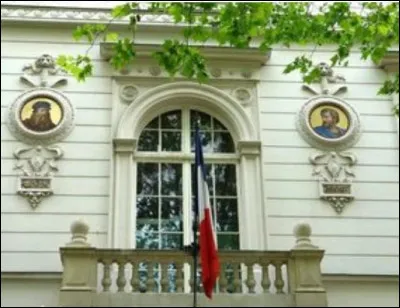 Le mus&eacute;e Cernuschi construit en 1873 est situ&eacute; dans le 8e. D&eacute;di&eacute; aux arts asiatiques depuis 1898 il porte le nom d'un grand collectionneur italien. Quels sont les deux visages repr&eacute;sent&eacute;s sur la fa&ccedil;ade de cet h&ocirc;tel particulier devenu aujourd'hui mus&eacute;e municipal ?