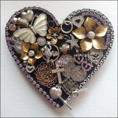 Johnny lui chantait "Que je t'aime ! Que je t'aime ! Oh que je t'aime ! Quand ta bouche se fait douce, que ton corps se fait..."