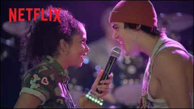 Dans l'épisode 2, quelle chanson chantent-ils devant le lycée de Julie ?