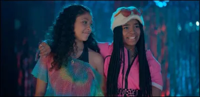 Dans l'épisode 3, pourquoi Flynn ne croit-elle pas Julie au sujet des fantômes ?