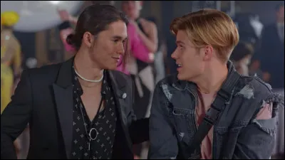 Dans l'épisode 4, comment s'appelle le fantôme que rencontre Alex ?