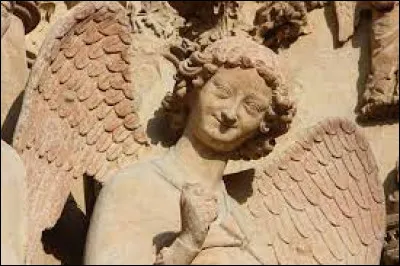 Quelle cathédrale est ornée d'une sculpture intitulée "L'Ange au sourire" ?