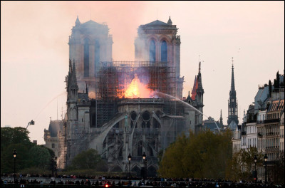 L'incendie de Notre-Dame de Paris a eu lieu en...