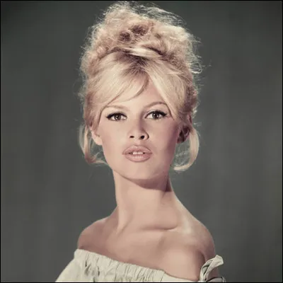 Brigitte Bardot : « La madrague »

On a rangé les vacances
Dans des valises en carton
Et c’est triste quand on pense à la saison
...................