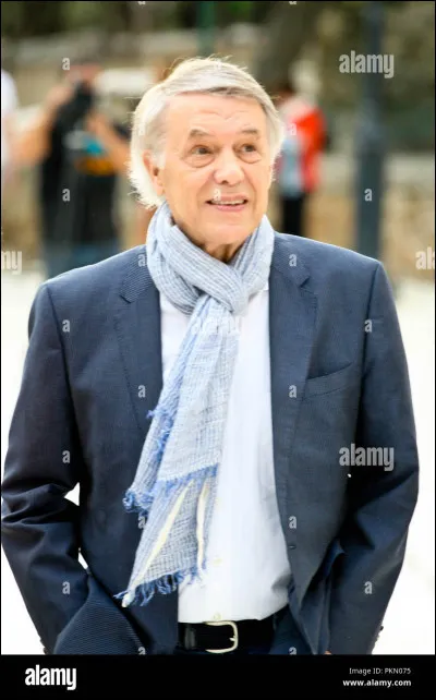 Salvatore Adamo : « Vous permettez, Monsieur ? »

Que d’amour dans nos mains qui s’étreignent
................................................
Le regard des parents s’il retient
N’atteint pas la tendresse où l’on baigne