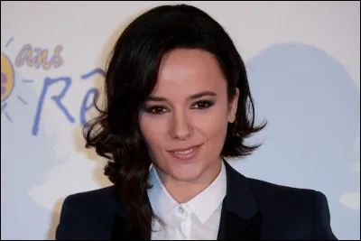 Alizée : « Moi... Lolita »

Moi je m’appelle Lolita
Collégienne aux bas
Bleu de méthylène
Moi je m’appelle Lolita
Coléreuse ...............