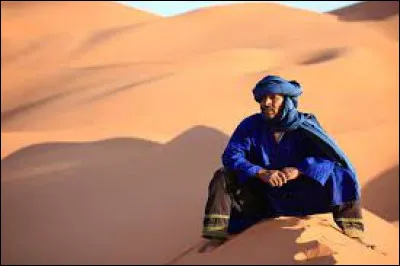 Ce sont des nomades vivants dans le Sahara central, reconnaissable par leur longue tunique sans manches et sans capuche de couleur bleue. Ce sont les...