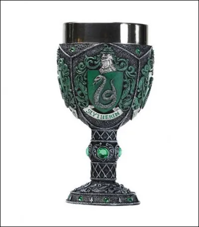 Pour finir, quel objet appartenant aux Serpentard a été un horcruxe ?